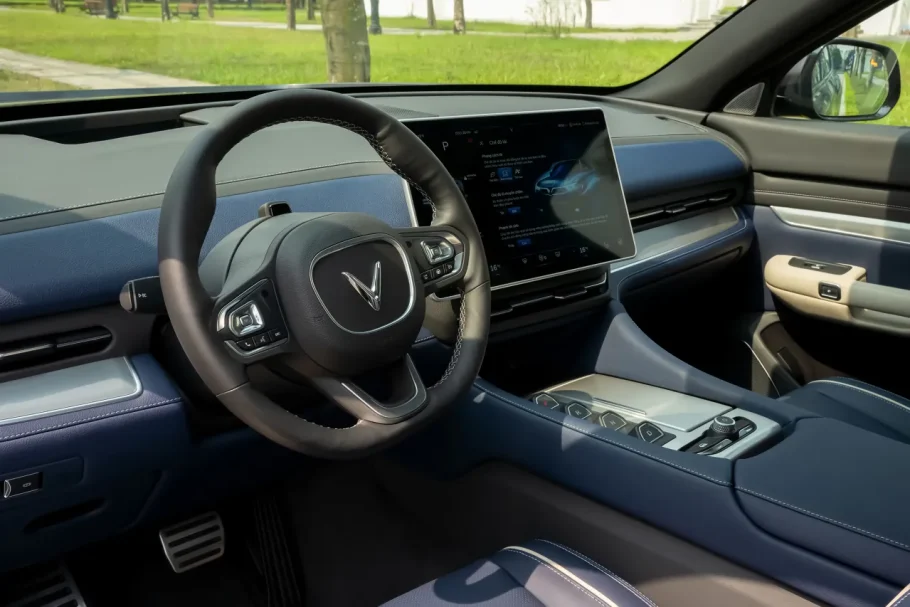vinhxd_comVF-9-Navy-White-View-from-driver-A7304109